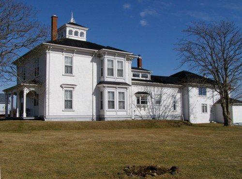 Northwesterly perspective of the Dr. John Harris House, Beaver River, Yarmouth County, NS, 2008.; Heritage Division, NS Dept of Tourism, Culture & Heritage, 2008