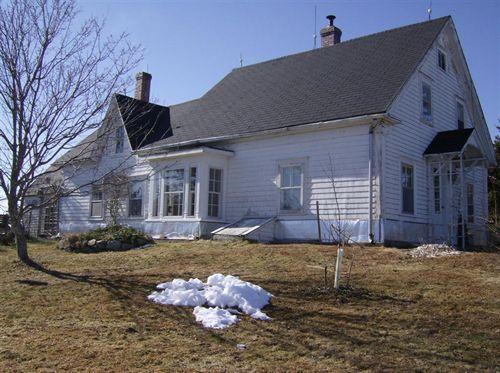 Side elevation showing rear ell, Joseph and Beryl Goreham House, Bear Point, NS, 2008.; Department of Tourism, Culture and Heritage, Province of Nova Scotia 2008