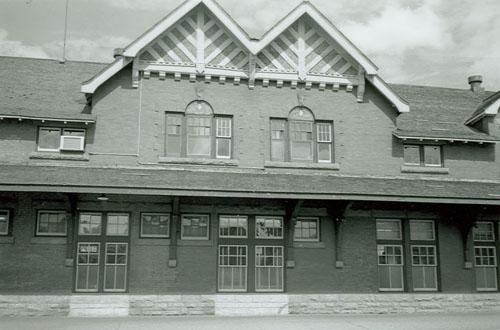 Detail of the original windows, 1973.; Agence Parcs Canada / Parks Canada Agency, 1973.