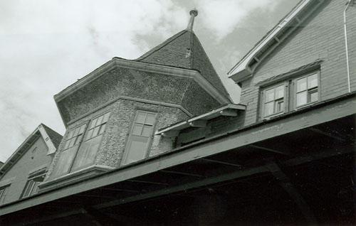 Detail of the original turret windows.; Agence Parcs Canada / Parks Canada Agency