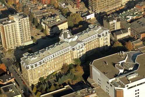 Ancien collège du Mont-Saint-Louis; Ministère de la Culture, des Communications et de la Condition féminine, Pierre Lahoud, 2004