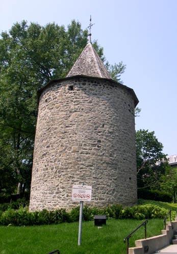 Tours du Fort-des-Messieurs-de-Saint-Sulpice; Ministère de la Culture, des Communications et de la Condition féminine, Jean-François Rodrigue, 2004