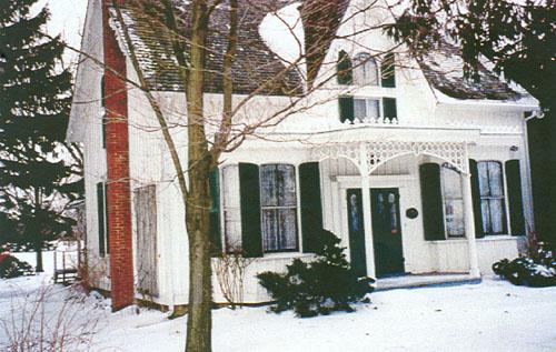 Main façade of Erland Lee (Museum) Home National Historic Site of Canada, 2002.; Agence Parcs Canada / Parks Canada Agency, Dianne Dodd, 2002.
