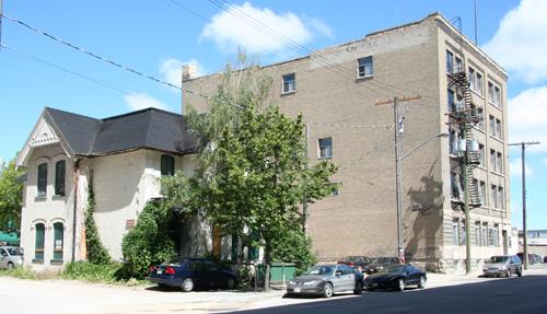 Contextual view, from the southeast, of the Kelly House, Winnipeg, 2007; Historic Resources Branch, Manitoba Culture, Heritage and Tourism, 2007