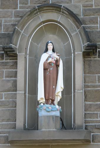 View of the niche on the front façade that houses the statue of Saint Theresa.; City of Dieppe