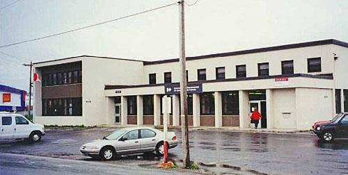 General view of the main entrance to the Government of Canada Building showing the asymmetrical juxtaposition of the volumes, 1998.; Travaux publics et Services gouvernementaux Canada / Public Works and Government Services Canada, 1998.