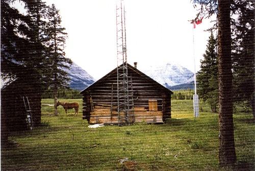 General view of the Rocky Forks Warden Cabin, showing its siting within Jasper National Park.; Agence Parcs Canada / Parks Canada Agency, 1996.