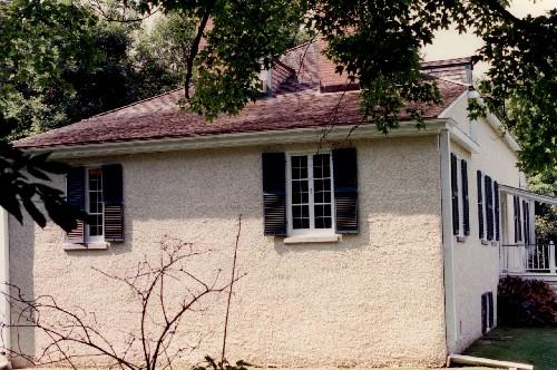 Detail of the eastern façade of Inverarden House, showing the placement of multi-paned windows representing an important design element of picturesque villas, 1994.; Parks Canada Agency / Agency Parcs Canada, 1994.