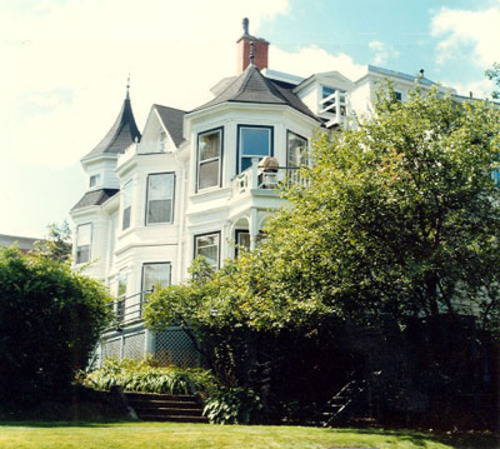 Corner view of Lorne Terrace, CFB Halifax, 1985.; Department of National Defence | Ministère de la Défense nationale, 1985.