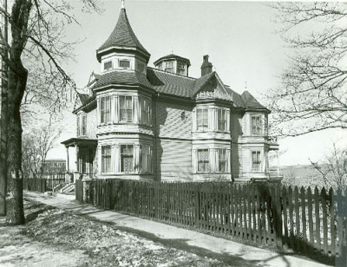 Corner view of Lorne Terrace, showing both the main entrance and a side façade, 1945.; Library and Archives Canada, Department of National Defence Collection (HS-0624-25) | Bibliothèque et Archives Canada, Collection du ministère de la Défense nationale (HS-0624-25), 1945.