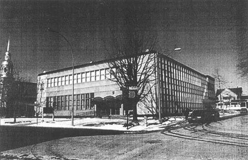 Corner view of the Federal Building, showing the horizontal fenestration of the main façade, and the emphasized verticality in the fenestration of the lateral elevations, 1999.; Parcs Canada Agency / Agence Parcs Canada, 1999.