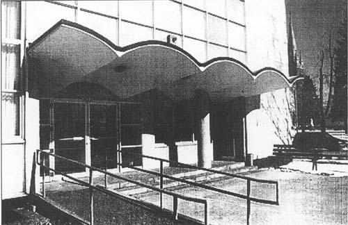 A view of one of the wave-like marquises, 1999.; Parcs Canada Agency / Agence Parcs Canada, 1999.