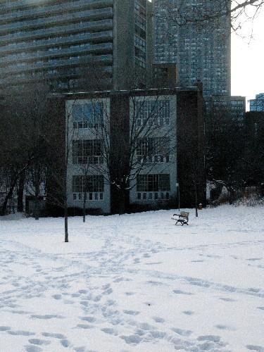 View of The Studio Building National Historic Site of Canada, showing its siting at the edge of the Rosedale Ravine in downtown Toronto, 2004.; Agence Parcs Canada / Parks Canada Agency, Andrew Waldron, 2004.