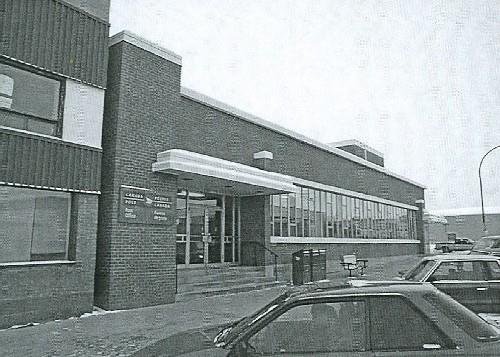View of the main entrance to the Federal Building, Dawson Creek, 1999.; Parks Canada Agency / Agence Parcs Canada, 1999.