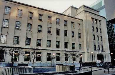 General view of the East Memorial Building showing the main facade's stepped volume, flattened detail, tall shadow piers between windows, 2011.; Agence Parcs Canada / Parks Canada Agency, 1995.