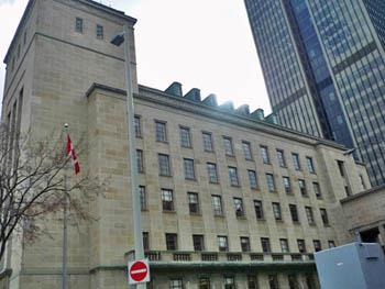 Side view of the East Memorial Building emphasizing its monumental scale and stepped massing constructed of steel and reinforced concrete clad in smooth-faced limestone with a plinth of Stanstead Granite, 2011.; Parks Canada Agency / Agence Parcs Canada, M. Therrien, 2011.