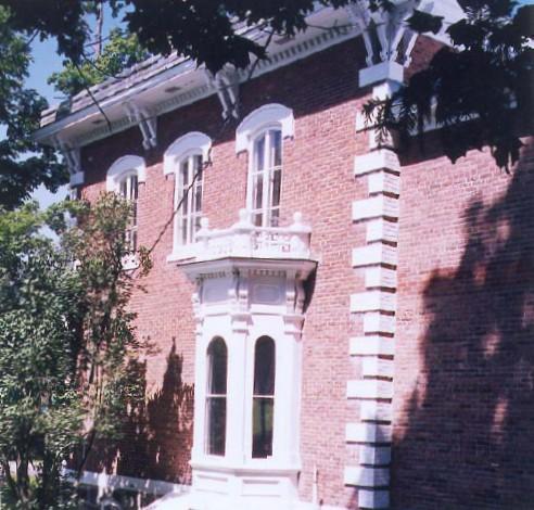 View of the west side of Wilfrid Laurier House, 1999.; Agence Parcs Canada / Parks Canada Agency, N. Clerk, 1999.