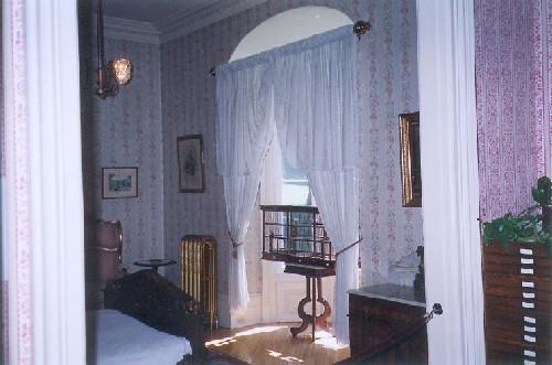 View of the interior of Wilfrid Laurier House, showing the Laurier's bedroom after 1914.; Agence Parcs Canada / Parks Canada Agency, N. Clerk, 1999.