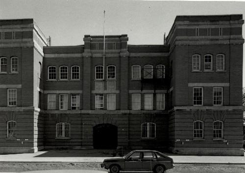 Front elevation of the McGregor Street Armoury, showing the Tudor-Revival style and fortress motif, 1994.; Department of National Defence / Ministère de la Défense nationale, 1994.