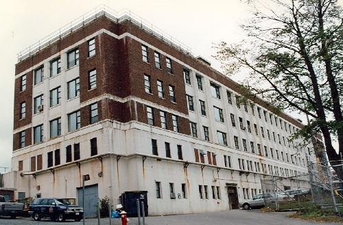 Corner view of the Currie Building, S37, CFB Halifax, 1997.; Heritage Canada/ Patrimoine canadien, 1997.