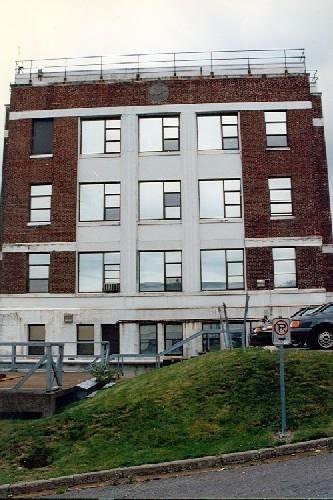 General view of the Currie Building, S37, showing the dramatic contrast between the brick walls and stone panels, 1997.; Department of National Defence / Ministère de la Défense nationale, 1997.