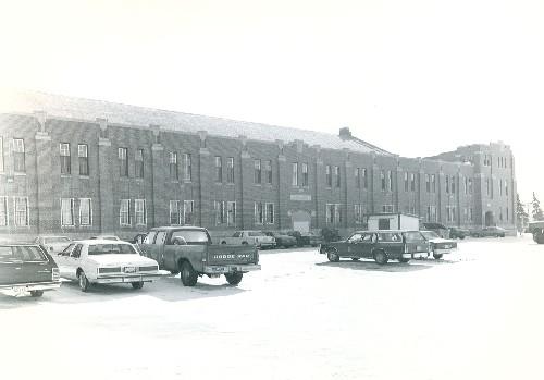 Side elevation of the Regina Armoury, showing the rear façade and parking lot, 1989.; Department of National Defence / Ministère de la Défense nationale, 1989.
