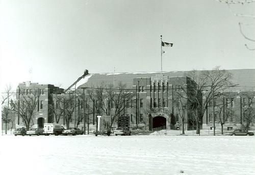 View of the main entrance to the Regina Armoury, showing the immense scale of the building, 1989.; Department of National Defence / Ministère de la Défense nationale, 1989.