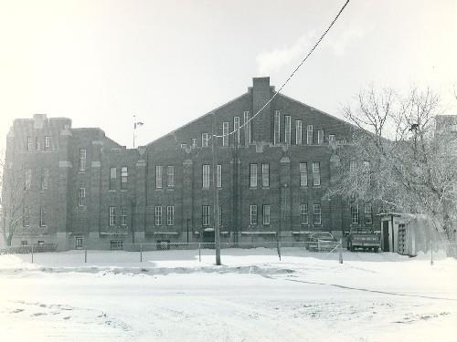 View of the Regina Armoury, showing the north office wing, 1989.; Department of National Defence / Ministère de la Défense nationale, 1989.