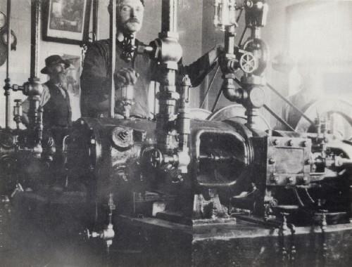 View of the machinery at the Fog Alarm building in Mississagi Strait, 1907.; Agence Parcs Canada / Parks Canada Agency, 1907.