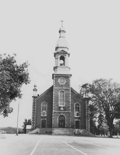 A historic image of the front façade of the church, 1920.; Archives of the Religious Hospitallers