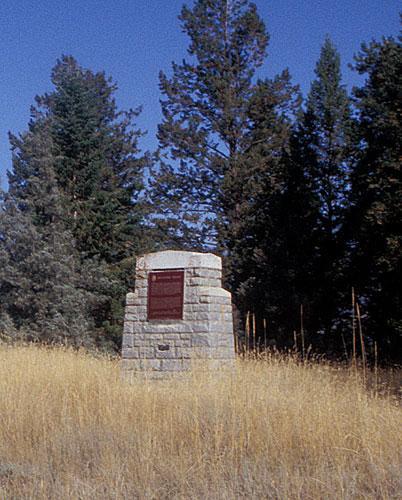 General view of the Historic Sites and Monuments Board of Canada cairn and plaque commemorating Kootenae House.; Parks Canada Agency | Agence Parcs Canada
