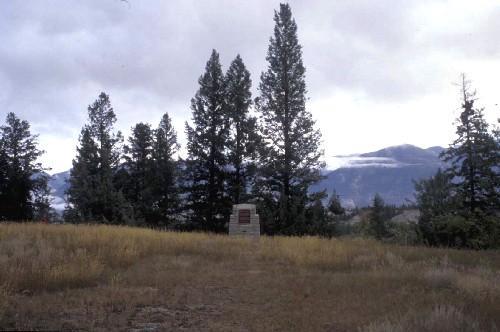 View of the landscape at Kootenae House including the cairn and plaque by the Historic Sites and Monuments Board of Canada.; Agence Parcs Canada | Parks Canada Agency, 2005.