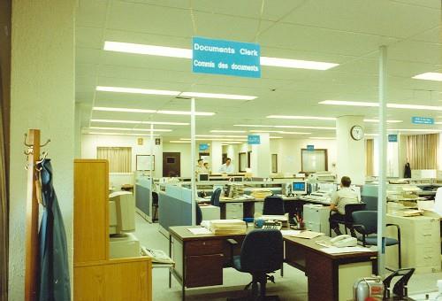 View of the interior of Building 86, Base Headquarters, CFB Winnipeg-North, 1996.; Department of National Defence / Ministère de la Défense nationale, 1996.
