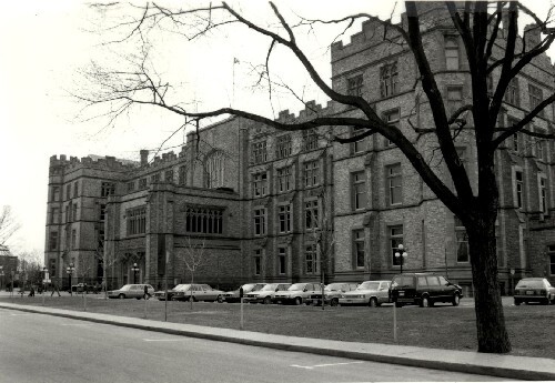 View of the Victoria Museum, showing the central pavilion on the north side, which clearly announces the main entrance.; Agence Parcs Canada / Parks Canada Agency, 1984.