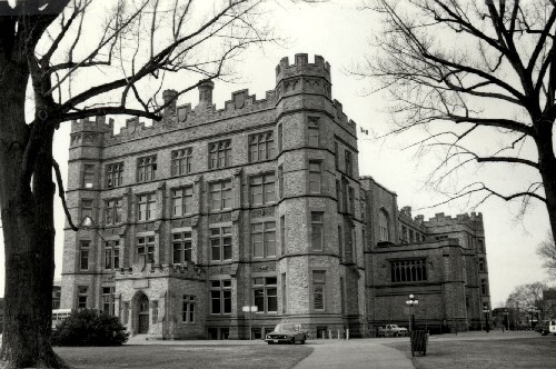 View of the front and east elevations of the Victoria Museum, showing its regular fenestration and balanced massing, 1986.; Agence Parcs Canada / Parks Canada Agency, 1986.