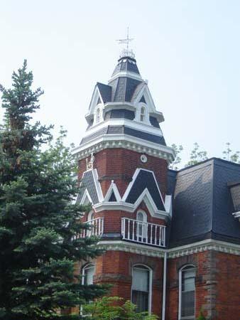 Of note are the third-storey arches, cresting and balustrade detailing.; Kayla Jonas, 2007