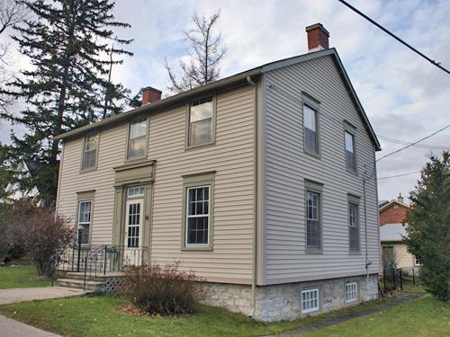 Three-quarter view of 1 Baiden Street in 2007.; Andrew Jeanes, Ontario Ministry of Culture