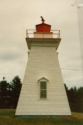 General view of the Tower at Coldspring Head, showing the wood frame construction, 1990.; Canadian Coast Guard / Garde côtière canadienne, 1990.