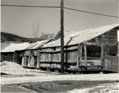 Rear view of Lowe's Mortuary, showing the log and wood frame construction, 1987.; Agence Parcs Canada / Parks Canada Agency, 1987.