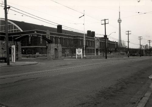 General view of Fork York Armoury, 1985.; Ministère de la Défense nationale / Department of National Defence, 1985.