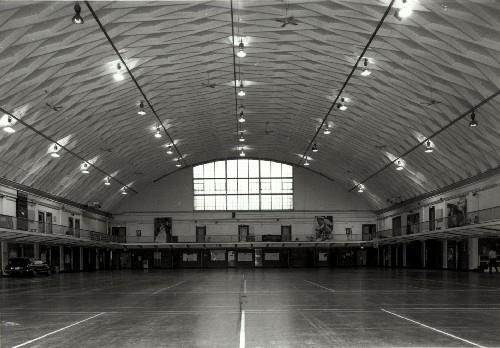 Interior view of the Fort York Armoury, showing the spartan interior finishes and the balcony design found in the drill hall, 1985.; Ministère de la Défense nationale / Department of National Defence, 1985.