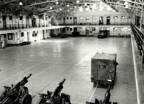 View of the interior of the Bay Street Armoury, showing its steel frame and arched steel trusses, 1990.; Ministère de la Défense nationale / Department of National Defence, 1990