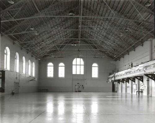View of the Armoury, showing the large, interior drill hall space with its Fink trusses and full-length viewing gallery, 1992.; Ministère de la Défense nationale / Department of National Defence, 1992