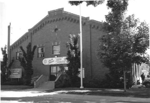 General view of an entrance to the Armoury, 1990.; Department of National Defence / Ministère de la Défense nationale, 1990.
