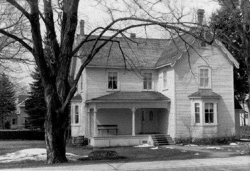 View of the east façade of Bethune House, showing the two-storey, asymmetrical, L-shaped plan, 1989.; Agence Parcs Canada / Parks Canada Agency, 1989.
