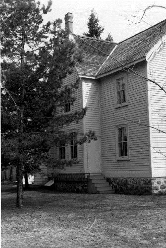 View of the west façade of Bethune House, showing the steeply-pitched gable roof, 1989.; Agence Parcs Canada / Parks Canada Agency, 1989.