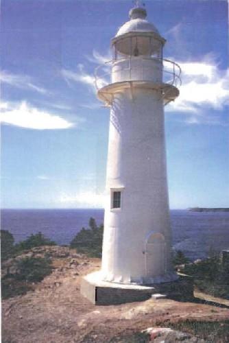 Rear view of the Tower at Bull Head, showing the lantern and cap with its prominent platform, handrail and weathervane, 1991.; Canadian Coast Guard / Garde côtière canadienne, 1991.