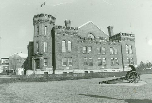 Side elevation of the Armoury, showing the three-storey corner octagonal tower, 1989.; Department of National Defence / Ministère de la Défense nationale, 1989.