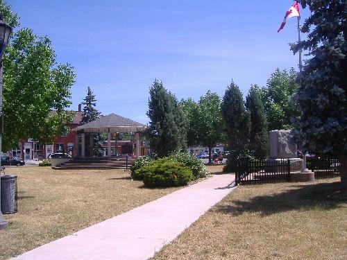 The bandstand and war memorial in Cummington Square from Bridgewater Street; Photo taken by Callie Hemsworth, 2007
