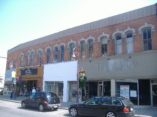 Wray's-Dufferin Block-Helliwell Block in downtown St. Catharines.; Photograph by Katie Hemsworth, 2007.